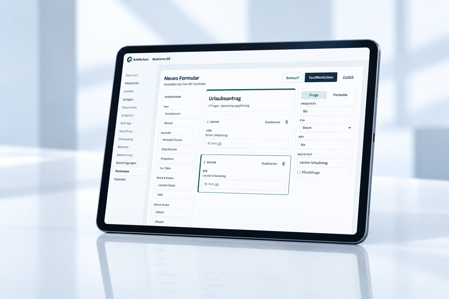 Tablet mit dem Formular-Editor des BuildBySpec Business OS